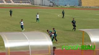 Kompetisi Delapan besar, Pacu kemenangan ditengah hujan deras dan lapangan yang licin